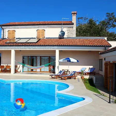 Charming Near With Private Pool فيلة