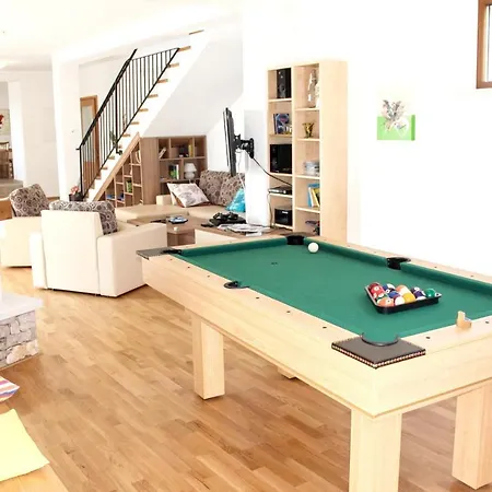 Charming Near With Private Pool فيلة *