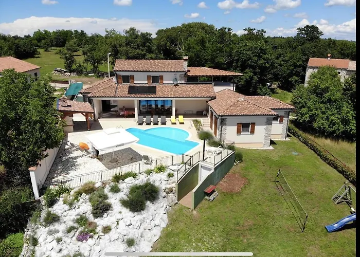 Charming Near With Private Pool *