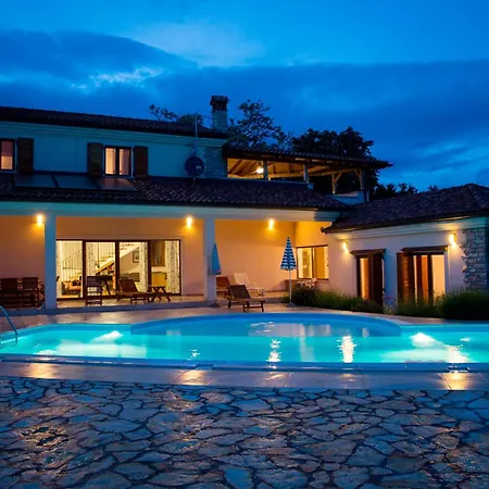 Charming Near With Private Pool Vila