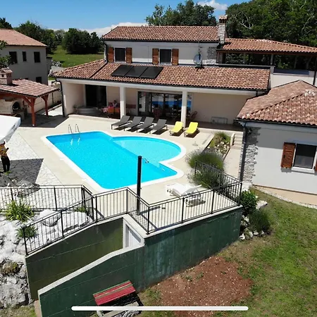 Charming Near With Private Pool Willa