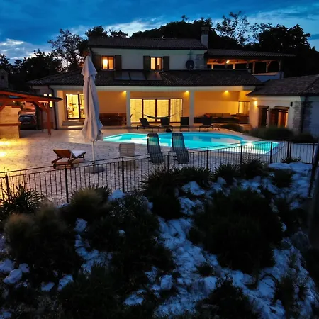 Charming Near With Private Pool *