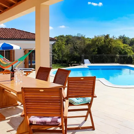Charming Near With Private Pool Vila