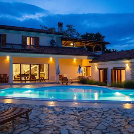 Vila Charming Near With Private Pool *