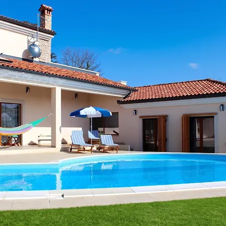 Charming Near With Private Pool * Žminj