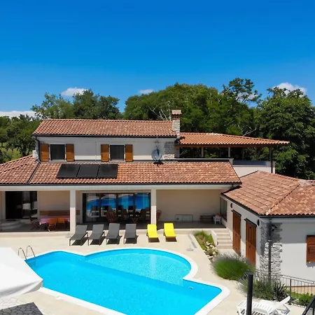 Vila Charming Near With Private Pool