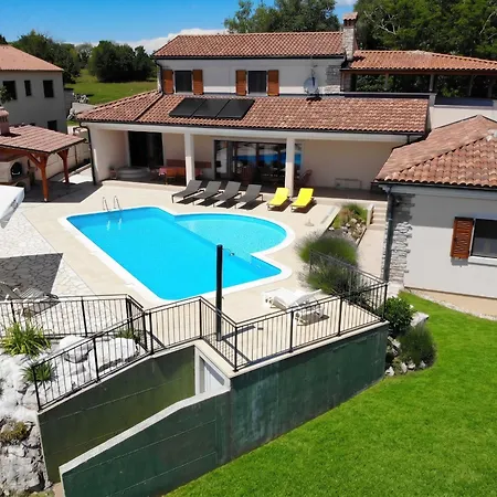 Charming Near With Private Pool *