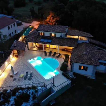 Vila Charming Near With Private Pool *