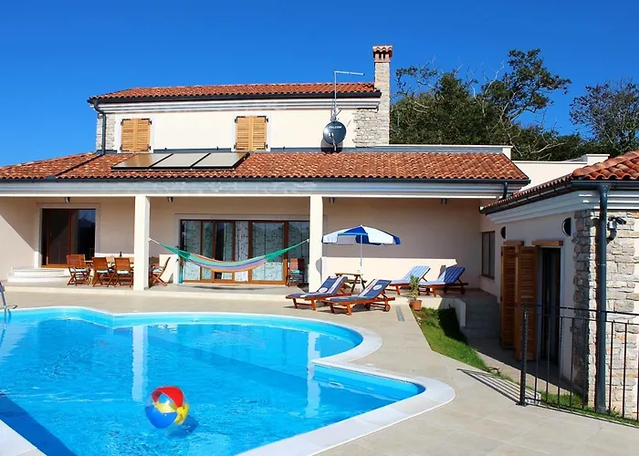 Charming Near With Private Pool Willa