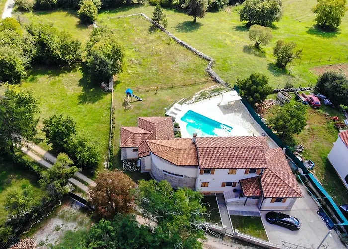 Charming Near With Private Pool