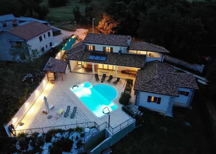 Charming Near With Private Pool Vila *