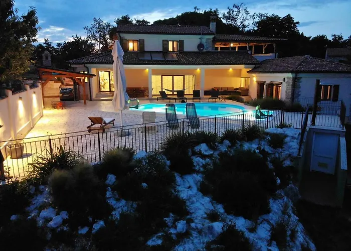 Charming Near With Private Pool Willa Žminj